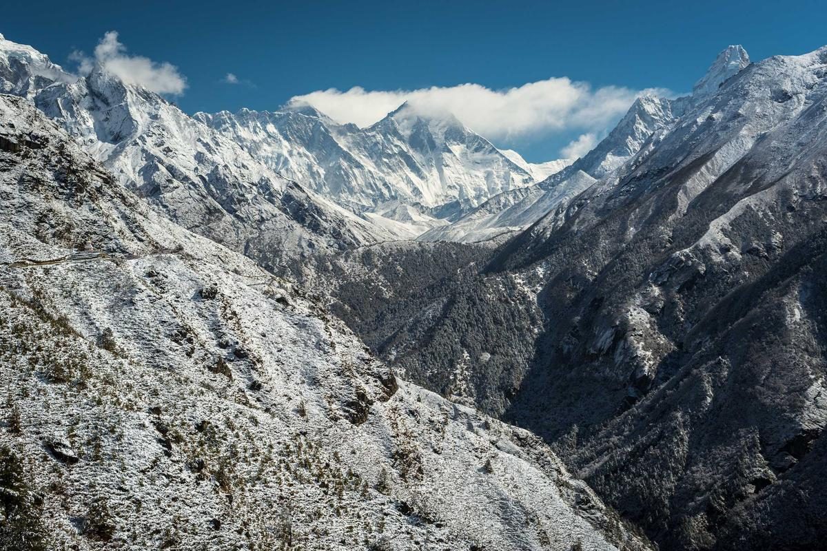 雪山与山谷云层